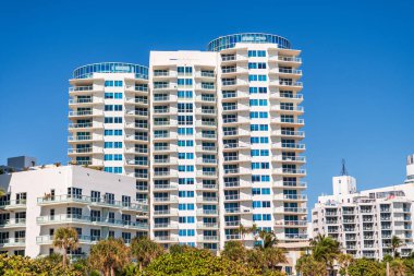 Apartman mimarisi. Konut binasının mimarisi. İkametgah. Modern apartman binası. Mahalledeki mimari bina. Bina perspektifi. Kentsel yaşam tarzı.