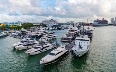 Miami, Florida, ABD - 4 Kasım 2024 Miami limanına yanaştı. Sakin marina suları. Yatı olan liman. Lauderdale marinası. Lüks yat kiralama. Miami limanı marinası. Yazın lüks yat gezisi..