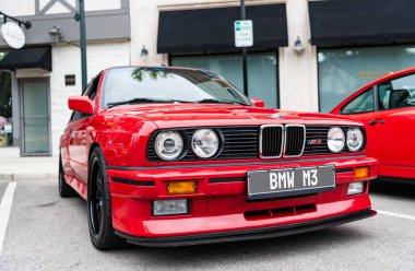 Chicago, Illinois - 29 Eylül 2024: BMW e30 M3 sokağa park edildi. BMW e30 M6 kırmızı ön görüş. BMW e30 M3 Chicago 'da