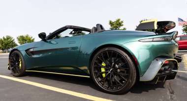 Chicago, Illinois, ABD - 08 Eylül 2024 Aston Martin V8 Vantage F1 model üstü açılır araba, köşe manzaralı. Aston Martin V8 Vantage. Üstü açık Aston Martin V8 Vantage spor arabası