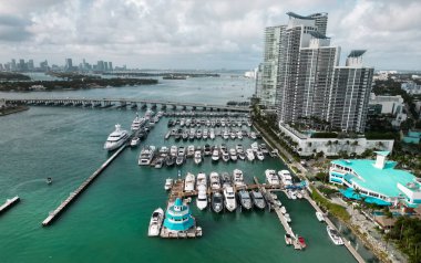 Lüks Güney Sahili marinası. Lüks bir yat. Miami güney sahili manzaralı. Yat kulübü. Marina Miami, Florida 'da. Biscayne Körfezi. Lüks yatı olan Miami marinası. Yaz tatili. Marina Limanı.