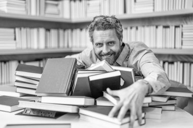 Okul eğitimi ve bilgisi. Derste ya da sınavda kitap kurdu öğretmeni. Kütüphanede kitap seven bir adam. Sınıfta öğretmen beyin fırtınası yapıyor. Öğretmen için bilgi günü. Eğitime erişim.