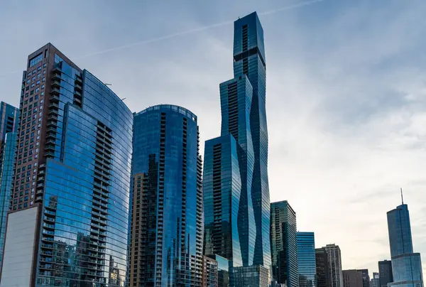 Şehir ticaret bölgesi. Chicago şehir seyahati. İş bölgesindeki gökdelen ve ofis binası. Chicago şehir merkezi gökdeleni. Gökdelen cam mimarili şehir manzarası.