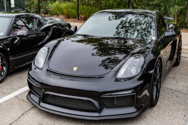 Chicago, Illinois - 29 Eylül 2024: 2016 Porsche Cayman GT4 siyah renk. 2016 model Porsche Cayman GT4 sokağa park etmiş. Ön manzara. 2016 Porsche Cayman GT4, Chicago
