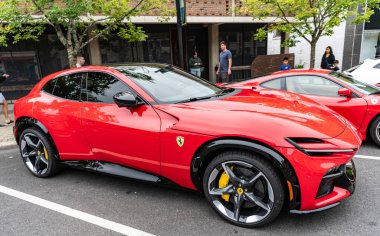 Chicago, Illinois - 29 Eylül 2024 Ferrari Purosangue kırmızı renk. Ferrari Purosangue SUV sokağa park etmiş. Köşeden bak. Şatoda lüks Ferrari Purosangue