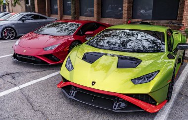 Chicago, Illinois - 29 Eylül 2024: 2021 Lamborghini Huracan STO. Metalik yeşil 2021 Lamborghini Huracan STO sokağa park etmiş. Lamborghini İtalyan lüks arabasıdır..
