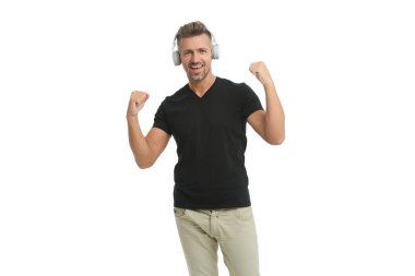 Beyazlara izole edilmiş kulaklıkla müzik dinleyen bir adam. Modern insan yaşam tarzı. Müzik tarzı. Dinle, kulaklıklar. Olgun insan nesli. Yaşam tarzı ve müzik. Ses kitabı. Mutlu ve başarılı..