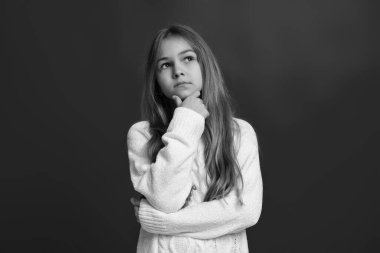 Kışlık süveter ve kalın giysiler içinde kırmızı üzerine izole edilmiş genç kız portresi. Örgü süveter modası. Kışın moda kıyafeti. Kış kızı. Hediyeleri düşünüyorum..