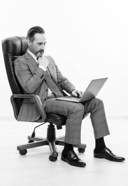 İş başarısı. Bilgisayarda iş adamı iletişimi. Çevrimiçi çalışan serbest çalışan biri. Serbest blog yazarı ya da programcı. Uzaktan kumanda serbest çalışıyor. İşadamı takım elbisesinde dinleniyor..