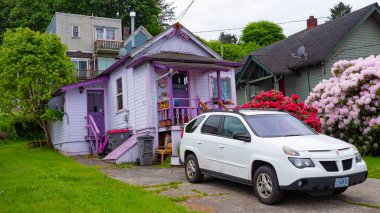 Astoria, Oregon, ABD - 21 Mayıs 2019: Pontiac Aztek SUV aracı banliyö evinde. Pontiac Aztek 'in yaşadığı banliyö bölgesinde bir ev. Pontiac Aztek SUV arabası dışarıda park edilmiş. Pontiac Aztek, köşe manzaralı..