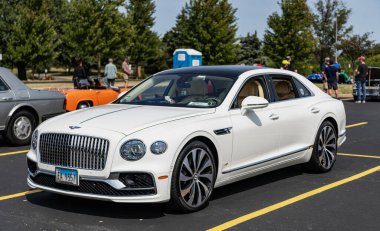 Chicago, Illinois, ABD - 08 Eylül 2024: Bentley Flying Spur V8 aracı, ön görüş. Beyaz lüks araba. Lüks bir Bentley Flying Spur V8. Chicago 'da Bentley Flying Spur V8