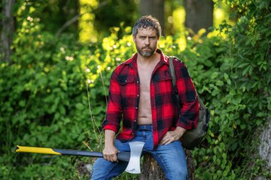 Keresteci adam dışarıda. Acımasız oduncu. Vahşilik ve erkeklik. İspanyol adam baltayla kütük kesiyor. Oduncu baltası. Ağaç kesen baltalı adam. Çalışkan, acımasız adam. Yürüdükten sonra rahatla.