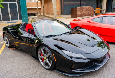 Chicago, Illinois - 29 Eylül 2024: Ferrari F8 Spider veya Tributo siyah rengi. Ferrari F8 Spider ya da Haraççı sokağa park etmiş. Köşeden bak. Lüks Ferrari F8 Örümcek ya da Chicago 'daki haraç