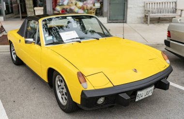 Chicago, Illinois - 29 Eylül 2024: klasik Porsche 9146 sarı renk. Sokağa park edilmiş klasik Porsche 914. Ön manzara. Retro Porsche 914 Coupe Chicago 'da