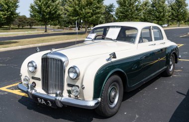 Chicago, Illinois, ABD - 08 Eylül 2024: Bentley S1 Continental retro araç, köşe görüş. Retro araba. Klasik Bentley S1 Continental araba. Chicago 'da Bentley S1 Continental