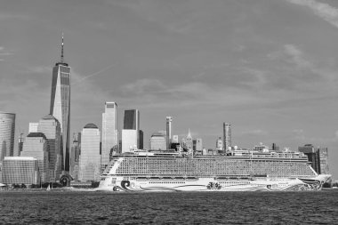 New York, ABD - 13 Haziran 2023: New York 'ta Manhattan' a giden Norveçli bir gemi. New York Manhattan 'ın Skyline' ı Hudson Nehri yolcu gemisi NCL 'de seyrediyor..