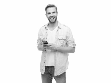 Adam telefonda blog yazıyor. Modern sohbet iletişimi. Erkek blogcu akıllı telefon kullanıyor. İnternette ve blogda sörf yapmak. Sohbet ve mesajlaşma. Millennial Man çevrimiçi sohbet.