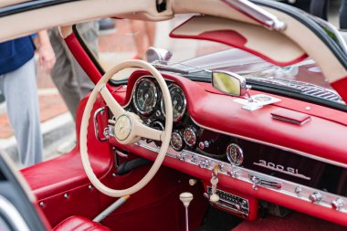 Chicago, Illinois - 29 Eylül 2024: klasik Mercedes-Benz 300 SL siyah renk. Caddeye park edilmiş klasik lüks Mercedes-Benz 300 SL. İç mekan. Chicago 'da Retro Mercedes-Benz 300 SL