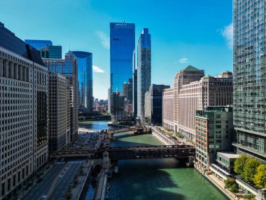 Chicago, ABD - 08 Ekim 2024: Chicago City şehir merkezi. Gökdelen mimarisi. Chicago şehir manzarası. Gökdelen binalı şehir manzarası. Şehir merkezi mimarisi ve nehri. Şehirde Nehir.