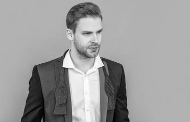 İşadamı mesleği. İş adamı portresi. Başarılı bir iş. Girişimcinin başarısı. Ofis müdürü. Başarılı iş adamı Grey 'de izole edildi. Boşluğu kopyala.