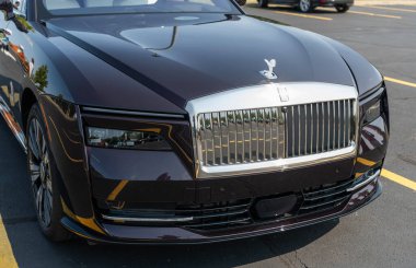 Chicago, Illinois, ABD - 08 Eylül 2024 Rolls Royce Spectre elektrikli süper coupe arabası, ecstasy ruhu. Elektrikli araba. Rolls Royce Spectre elektrikli araba. Chicago 'dan Rolls Royce Spectre