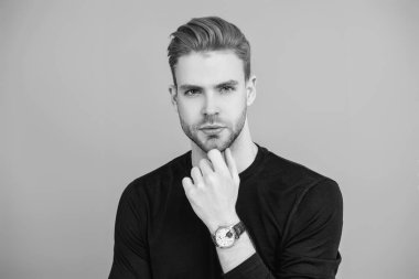 Kol saatini gösteren bir adam. Zaman dakikliği. Lüks kol saati olan adamlar. Milenyum adamı kol saatini gösteriyor. Erkekler için moda aksesuarı. Erkek moda aksesuarı. Eli kollu bir adam. Lüks Zarafet.