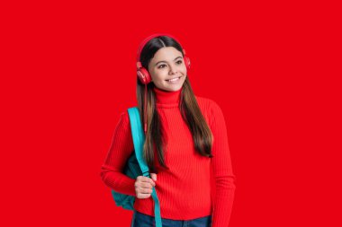 Okula dönelim. Bilgi toplama günü. Eğitim kavramı. Kırmızıda izole edilmiş genç kız öğrenci. 1 Eylül. Lise eğitimi. Eearning yoluyla bilgi. Genç kız sırt çantası taşıyor. Uzaklık öğrenimi.