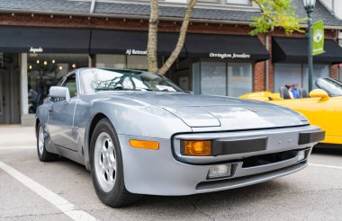 Chicago, Illinois - 29 Eylül 2024: klasik Porsche 944 gümüş rengi. Sokakta park edilmiş klasik Porsche 944. Köşeden bak. Retro Porsche 944 Chicago 'da