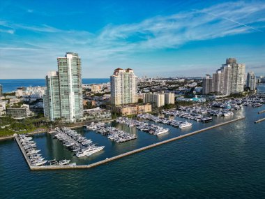 Yaz tatili. Lüks Güney Sahili marinası. Lüks bir yat. Miami güney sahili manzaralı. Yat kulübü. Marina Miami, Florida 'da. Lüks yatlar. Biscayne Körfezi. Lüks yatı olan Miami marinası. Kenetlenmiş yelkenliler.
