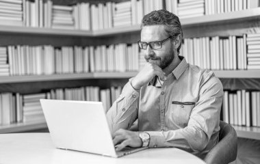 Dizüstü bilgisayarı olan bir milenyum öğretmeni. Online eğitim dersi. Okul öğretmeniyle vakit geçiriyorum. Videolu uzaktan eğitim. Serbest çalışan bir iş adamı. İşletme öğretmeni. Girişimci zihniyeti.