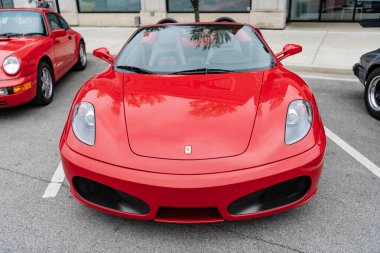 Chicago, Illinois - 29 Eylül 2024: Ferrari 360 Spider kırmızısı. Ferrari 360 caddeye park etmiş. Köşeden bak. Lüks Ferrari 360 Chicago 'da