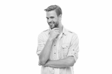 Tıraşsız, mutlu bir genç adam. Sıradan bir şekilde gülüyor..