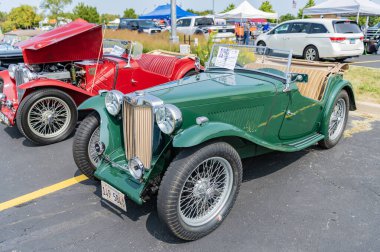 Chicago, Illinois, ABD - 08 Eylül 2024: MG TC Roadster 2 koltuklu spor üstü açılır araç, köşe manzaralı. Retro spor araba yeşil renk. Üstü açık MG TC araba. Chicago 'da MG TC