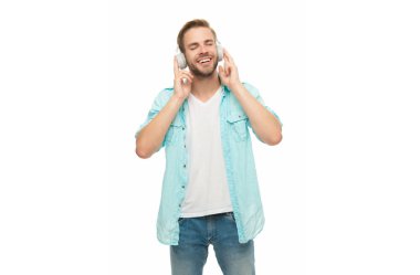 Z jenerasyonu yaşam tarzı. Müzik kulaklıklarıyla ses dinleyen adam. Beyaz tenli bir adam izole edilmiş. Öğrenci çocuk, sesi dinle. Milenyum adamı kulaklıkla müzik dinler. Müzik konsepti. Ses Defteri.