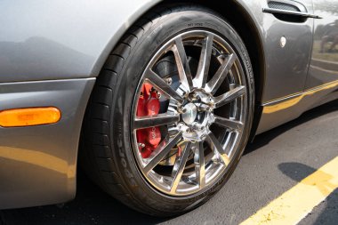 Chicago, Illinois, ABD - 08 Eylül 2024: 2008 Aston Martin V12 Vantage GT siyah spor arabası, tekerlek manzaralı. Aston Martin V12 Vantage GT. Chicago 'da üstü açık Aston Martin Vantage arabası.