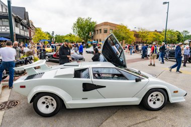 Chicago, Illinois - 29 Eylül 2024: Lamborghini Countach beyaz rengi. Lamborghini Countach sokağa park etmiş. Köşeden bak. Chicago 'da lüks Lamborghini Countach