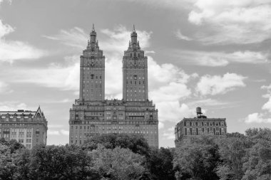 New York 'taki San Remo binası. Şehir mimarisi mimarisi. San Remo mimari şehir manzarası. Modern şehir binası. Şehir merkezinde, metropolde. Şehir merkezi perspektifi. Mimari inşa ediliyor.