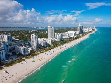 Miami güney sahili hava manzaralı. Deniz sahili kıyısı ve kıyı şeridi. Miami, Florida 'da yaz tatili. Sahilde deniz tatili. Marina manzaralı. Plaj tatili Miami kıyı şeridi. Tropik Miami.