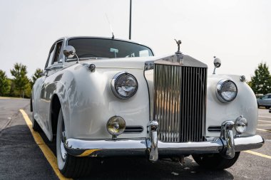 Chicago, Illinois, ABD - 08 Eylül 2024 Rolls Royce Silver Cloud III, köşe manzaralı araç. Retro klasik araba. Rolls Royce Gümüş Bulut arabası. Chicago 'da Rolls Royce Gümüş Bulut