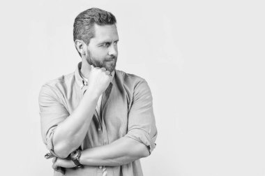 Stüdyo reklamında sakallı, olgun, şık bir adam. Sakallı, olgun bir adamın fotoğrafı. Kirli sakallı, rahat tişörtlü şık, olgun bir adam. Gri sakallı şık, olgun bir adam.