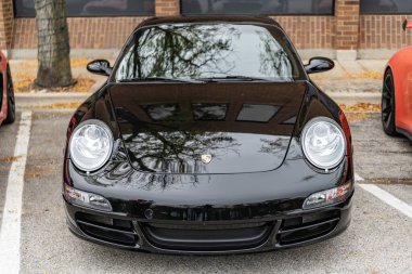 Chicago, Illinois - 29 Eylül 2024: Porsche 911 Carrera S siyah rengi. Porsche 911 Carrera S sokağa park etmiş. ön görünüm