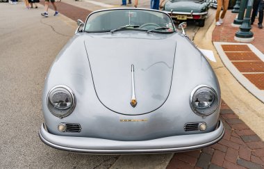 Chicago, Illinois - 29 Eylül 2024: klasik Porsche 356 Speedster gümüş rengi. Caddeye park edilmiş klasik Porsche 356 Speedster. Ön manzara. Retro Porsche 356 Speedster üstü açık Coupe