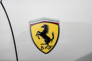 Chicago, Illinois - 29 Eylül 2024 Ferrari GTC4Lusso V12 beyaz renk. Ferrari GTC4Lusso V12 sokağa park etmiş. Logo manzaralı. Lüks Ferrari GTC4Lusso V12 Chicago 'da