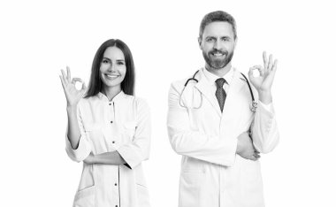 Tıp, sağlık ve insan konsepti. Hastanede pratisyen hekim. Kendine güvenen pratisyen doktor muayenehanede duruyor. Steteskoplu pratisyen hekim. doktor uzmanlığı.