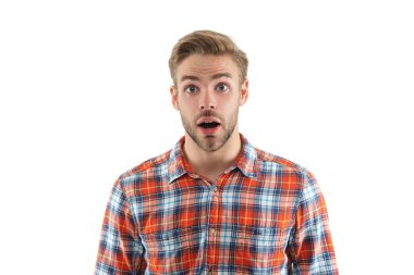 Şık erkek portresi şaşırır. Moda tarzı. Normal erkek stili. Kafkasyalı şaşkın, sıradan bir adam. Yakışıklı ve genç adam modeli. Erkek model. Kareli gömlekli adam beyaz üzerine izole edilmiş..