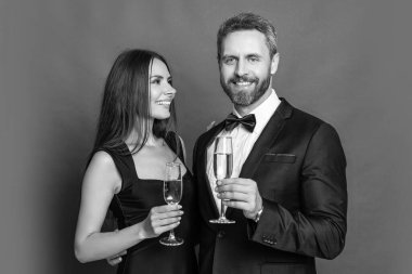 Yıldönümünü kutlayalım. Aşık çift nişanı kutluyor. Zarif çift kırmızıda izole edilmiş şampanya içer. Resmi olarak bir çift. Romantik randevu kutlamaları. Sevgililer Günü. Mutlu çift.