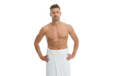 Kaslı adam beyaza izole edilmiş. Gömleksiz adam vücuduna uygun. Olgun kaslı adam. Erkek güzelliği ve özeni. Duştan sonra gövdesi çıplak kaslı bir adam. Yakışıklı olgun adamın kaslı gövdesi var..