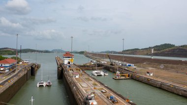 Kolon, Panama - 06 Mayıs 2019: ulaşım ve seyahat. Nakliye aracı Panama Kanalı 'ndan geçiyor. Su yolu ve geçit. Panama Kanalı 'ndaki Gatun Gölü' nde bir gemi. Deniz gemisi nakliyesi için su yolu.