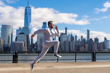Spor rutini. Sporcu dışarıda koşuyor. Spor koşusu sabah egzersizi. Manhattan 'da koşucu eğitimi. New York 'ta koşan sporcu. Pankart.