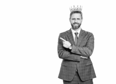 Motivasyon ve ödül. Takım elbiseli işadamı patronu. Taç giymiş bir iş adamı. Büyük patron. iş başarısı ve liderlik. Başarılı bir işadamı olan patron beyazları soyutladı. işaret parmağı.